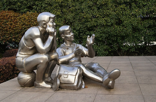 Public environment and material sculpture