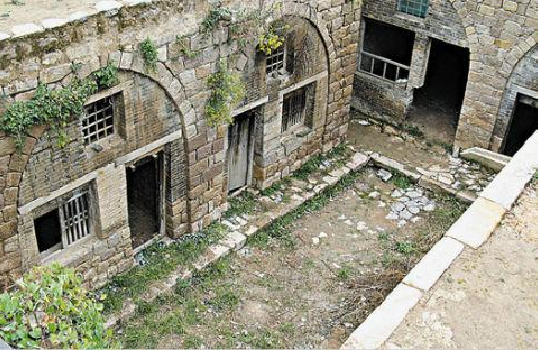 Wall stone-Rich and varied wall stone building